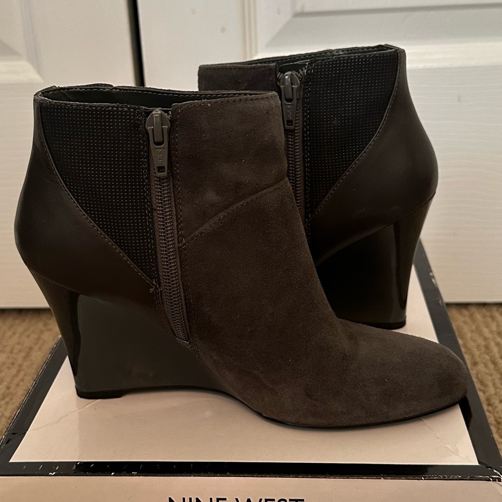 Nine West Obeloo bootie - graphite gray - sz 5 1/2 - zippered closure